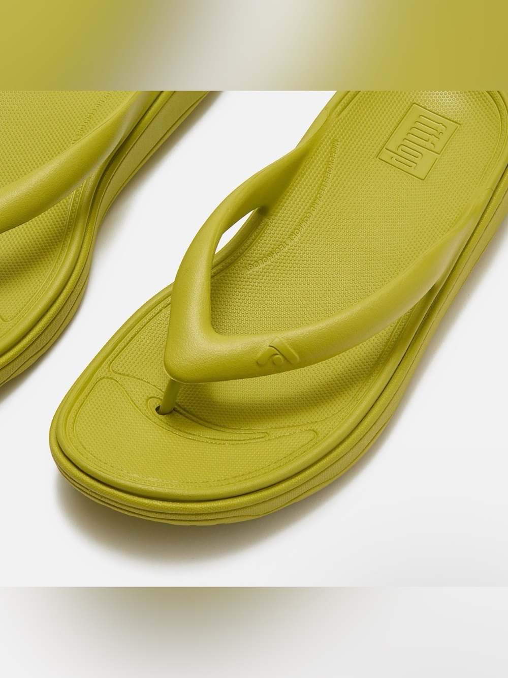 FITFLOP RELIEFF Metallic Recovery Toe-Post lemongrass Sandals Size 8 - Picture 3 of 11